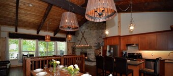 Amazing Blue Mountain  Chalet with Hot Tub,9 Bedrooms, Sleeps 20,Pet Friendly.