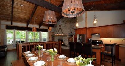 Amazing Blue Mountain Chalet with Hot Tub,9 Bedrooms, Sleeps 20,Pet Friendly.