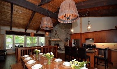 Amazing Blue Mountain  Chalet with Hot Tub,9 Bedrooms, Sleeps 20,Pet Friendly.