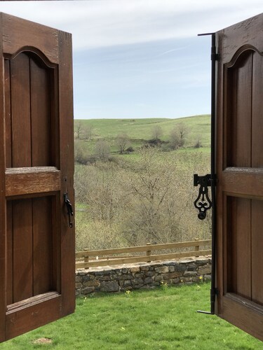 Auvergne gite très cosy ambiance chalet cheminée vue à couper le souffle