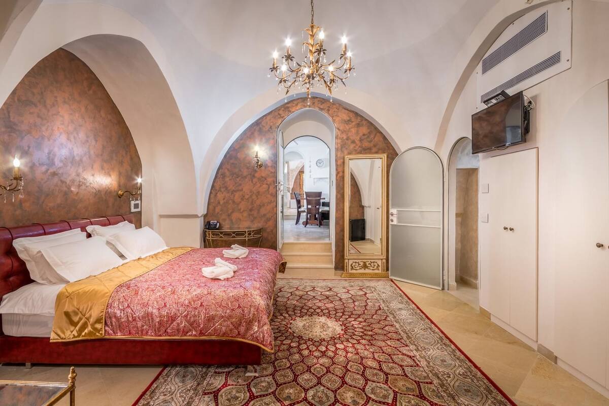 Premium bedding, in-room safe, soundproofing