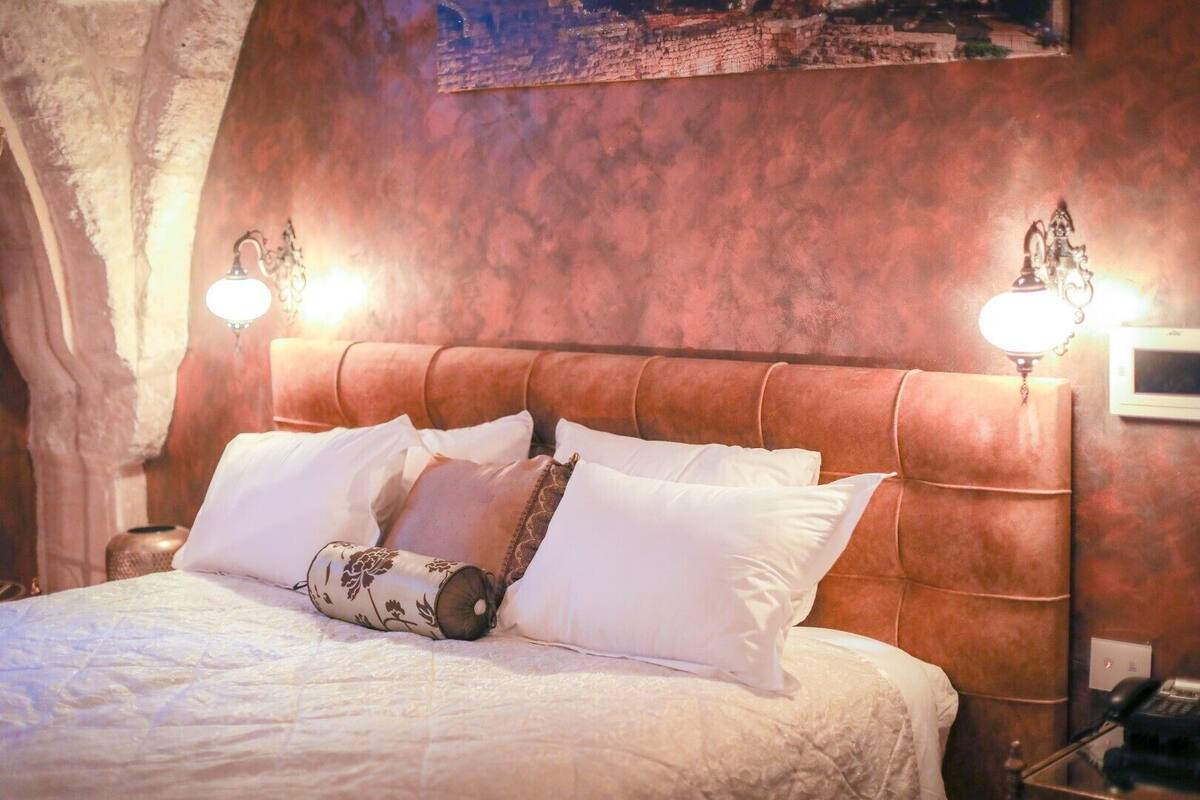 Economy Room, 1 Queen Bed | Premium bedding, in-room safe, soundproofing