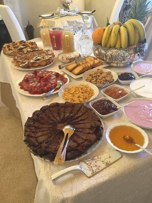 بوفيه فطور مجانًا يوميًا