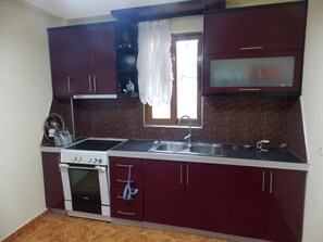 電冰箱、爐台、電熱水壺、鍋具/餐盤/廚房用品