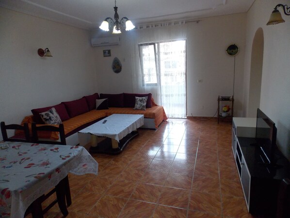 Appartement, 2 chambres | Aire de séjour | Téléviseur à écran plat