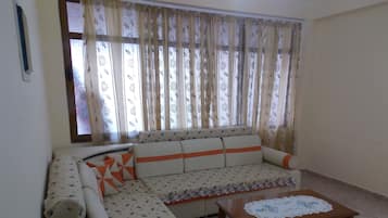 Appartement, 2 chambres | Salle de séjour | Télévision à écran plat