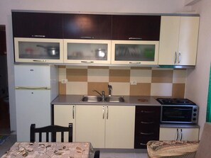 Apartment, 1 Bedroom | Private kitchen | Fridge, stovetop, electric kettle, cookware/dishes/utensils - Besa Beach Saranda (Sarandë)