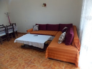 Appartement, 2 chambres | Salle de séjour | Téléviseur à écran plat