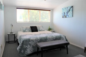 3 bedrooms, iron/ironing board, free WiFi - Lakeside apartment with boat ramp & jetties (Koutu)