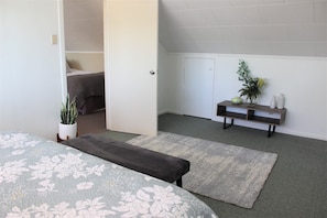 3 bedrooms, iron/ironing board, free WiFi - Lakeside apartment with boat ramp & jetties (Koutu)