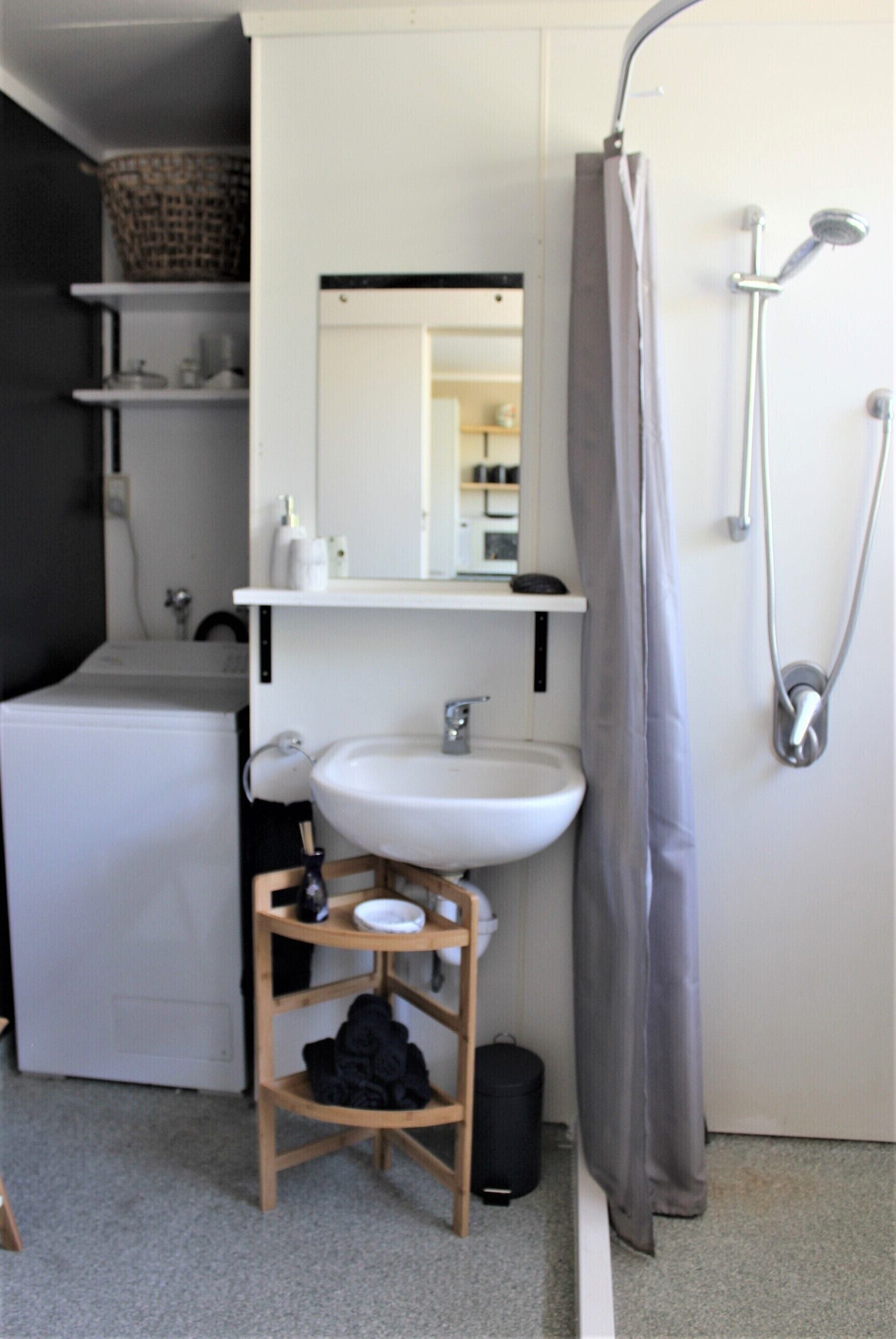 Douche, sèche-cheveux, serviettes fournies, papier toilette