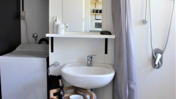 Douche, sèche-cheveux, serviettes fournies, papier toilette