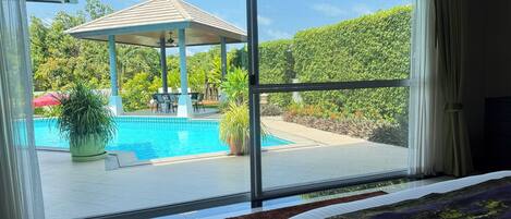 3 chambres, coffres-forts dans les chambres, fer et planche à repasser