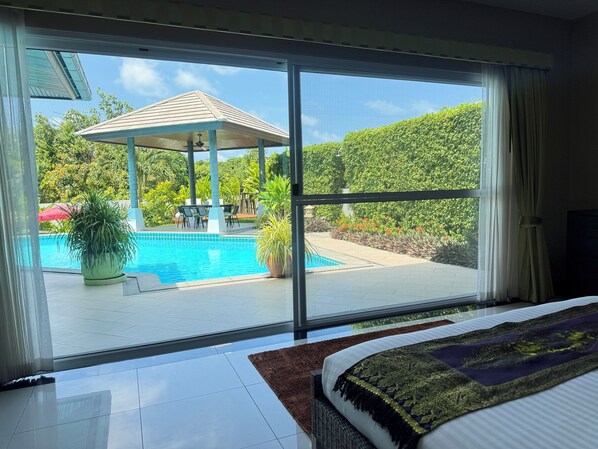 3 bedrooms, in-room safe, iron/ironing board, free WiFi