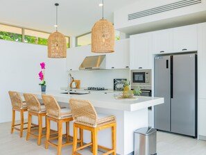 Kjøleskap, mikrobølgeovn, ovn og kokeplater