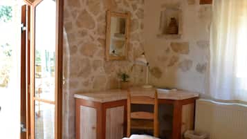 2 chambres, bureau, fer et planche à repasser, accès au Wi-Fi (inclus)