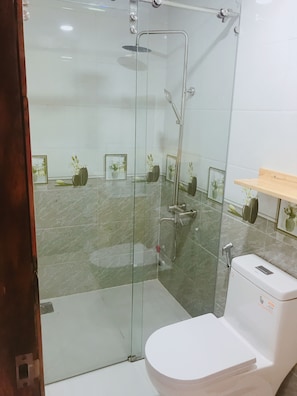 Standard-Studio | Badezimmer | Dusche, Haartrockner, Hausschuhe, Handtücher