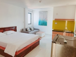 슈피리어 스튜디오 | 책상, 암막 커튼, 방음 설비, 무료 WiFi