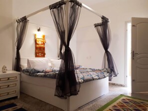 Habitación Deluxe, 1 cama de matrimonio grande | 3 dormitorios, decoración individual, mobiliario individual