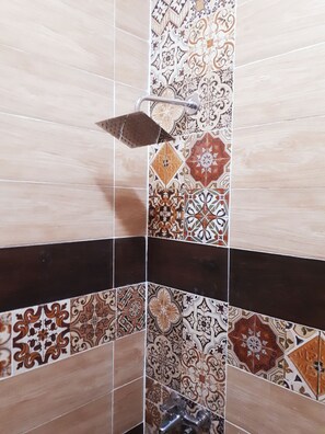 Shower, free toiletries, hair dryer, towels - Arabian Nights Pyramids Guesthouse (Giza)