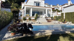 A modern two-story house with a swimming pool, outdoor seating, and a well-maintained garden. - villa halcyon 24 calle huelva calahonda (Mijas)
