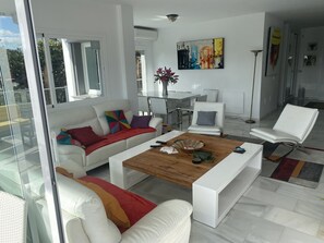 Smart-TV, Kamin, DVD-Player, Bücher