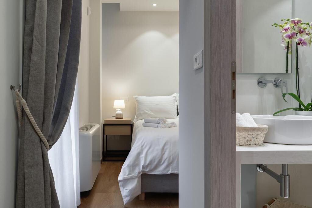 Ropa de cama hipoalergénica y caja de seguridad en la habitación 