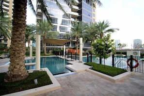 Outdoor pool - Nasma Luxury Stays - South Ridge (Dubai)