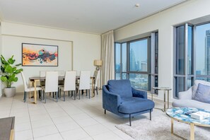 Deluxe-Apartment, 2 Schlafzimmer, Kanalblick | Wohnbereich | 55-Zoll-Flachbildfernseher mit Satellitenempfang, Fernseher