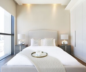 Premium bedding, desk, iron/ironing board, free WiFi - Nasma Luxury Stays - City Walk (Dubai)