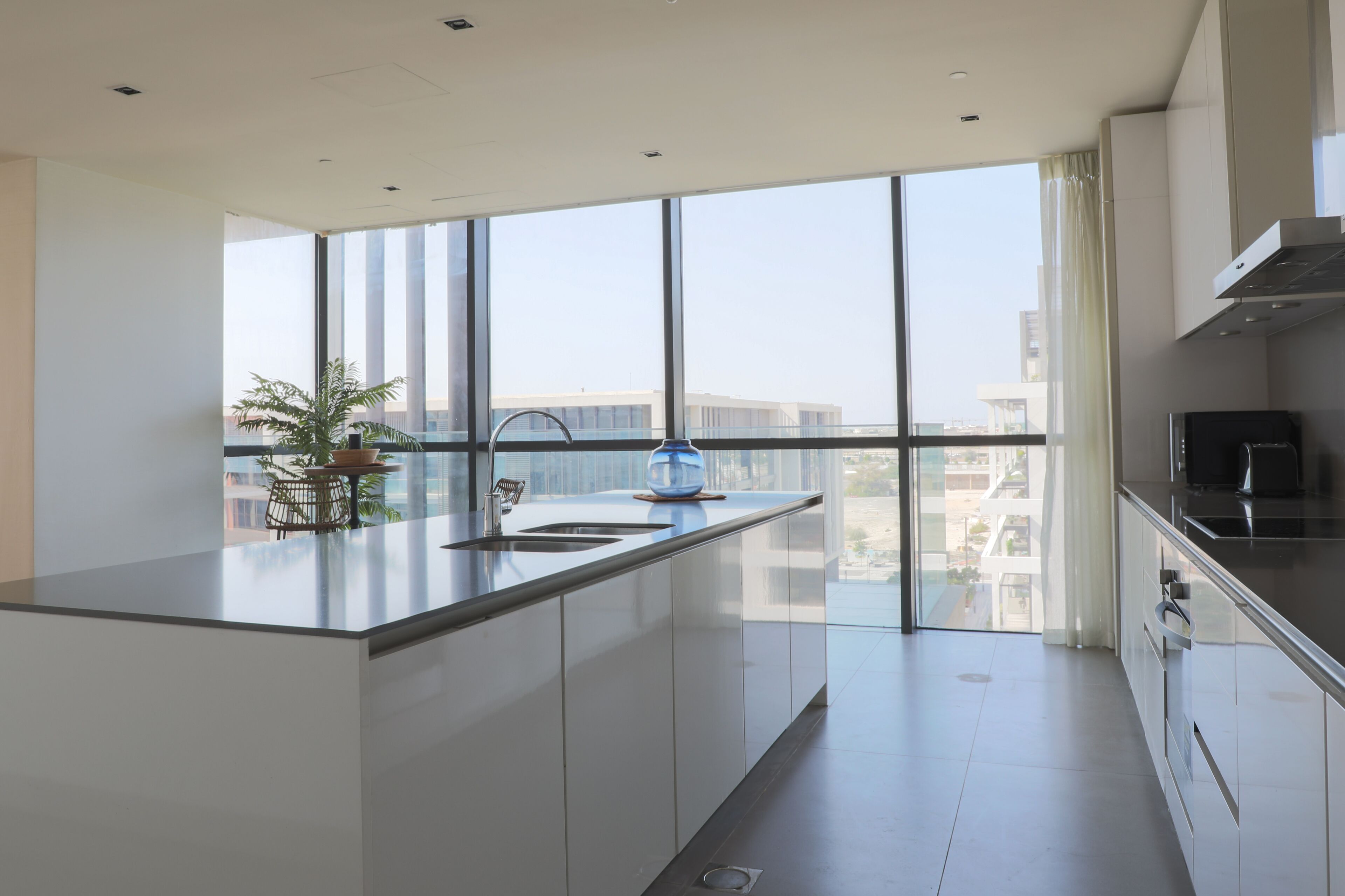 Apartamento luxo | Cozinha privada | Geladeira, micro-ondas, fogão, lava-louças