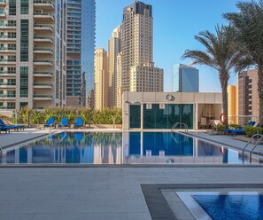 Outdoor pool - Nasma Luxury Stays - Botanica Tower (Dubai)