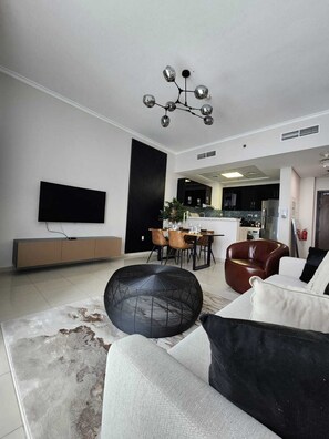 Deluxe-Apartment, 1 Schlafzimmer, Blick auf den Jachthafen | Wohnbereich | 14-Zoll-Flachbildfernseher mit Satellitenempfang, Fernseher