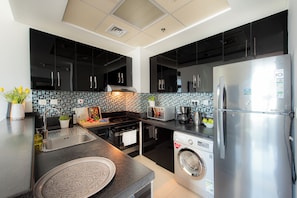 Deluxe Apartment, 1 Bedroom, Marina View | Private kitchen | Fridge, microwave, oven, stovetop - Nasma Luxury Stays - Botanica Tower (Dubai)