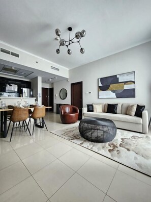Appartement Deluxe, 1 chambre, vue sur la marina | Aire de séjour | Téléviseur à écran plat de 14 po avec télévision par satellite
