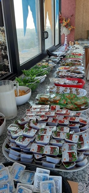 Petit déjeuner et dîner servis sur place
