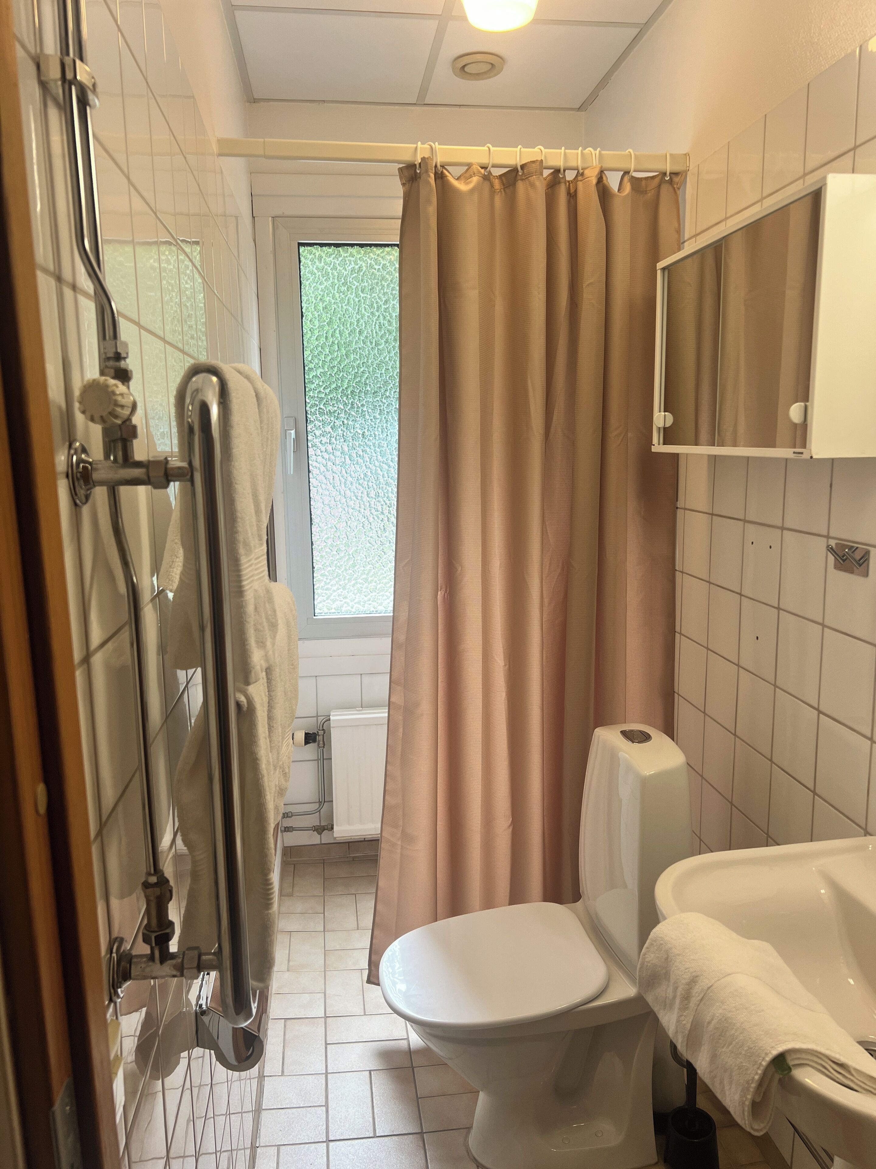 triple room | bathroom | shower, eco-friendly toiletries, hair dryer, towels
