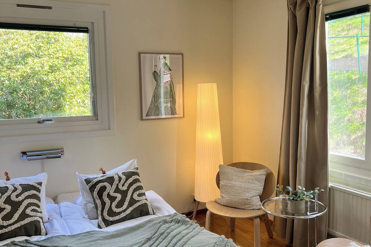 basic double room | desk, travel cot, free wifi, bed sheets