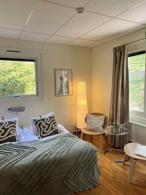 Habitación básica doble | Escritorio, wifi gratis, ropa de cama