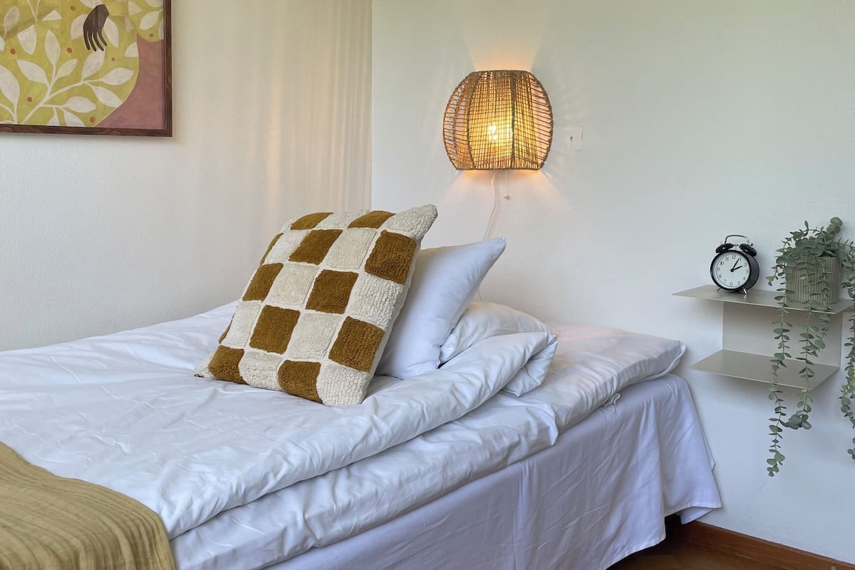 Eenpersoonskamer | Een bureau, gratis wifi, beddengoed