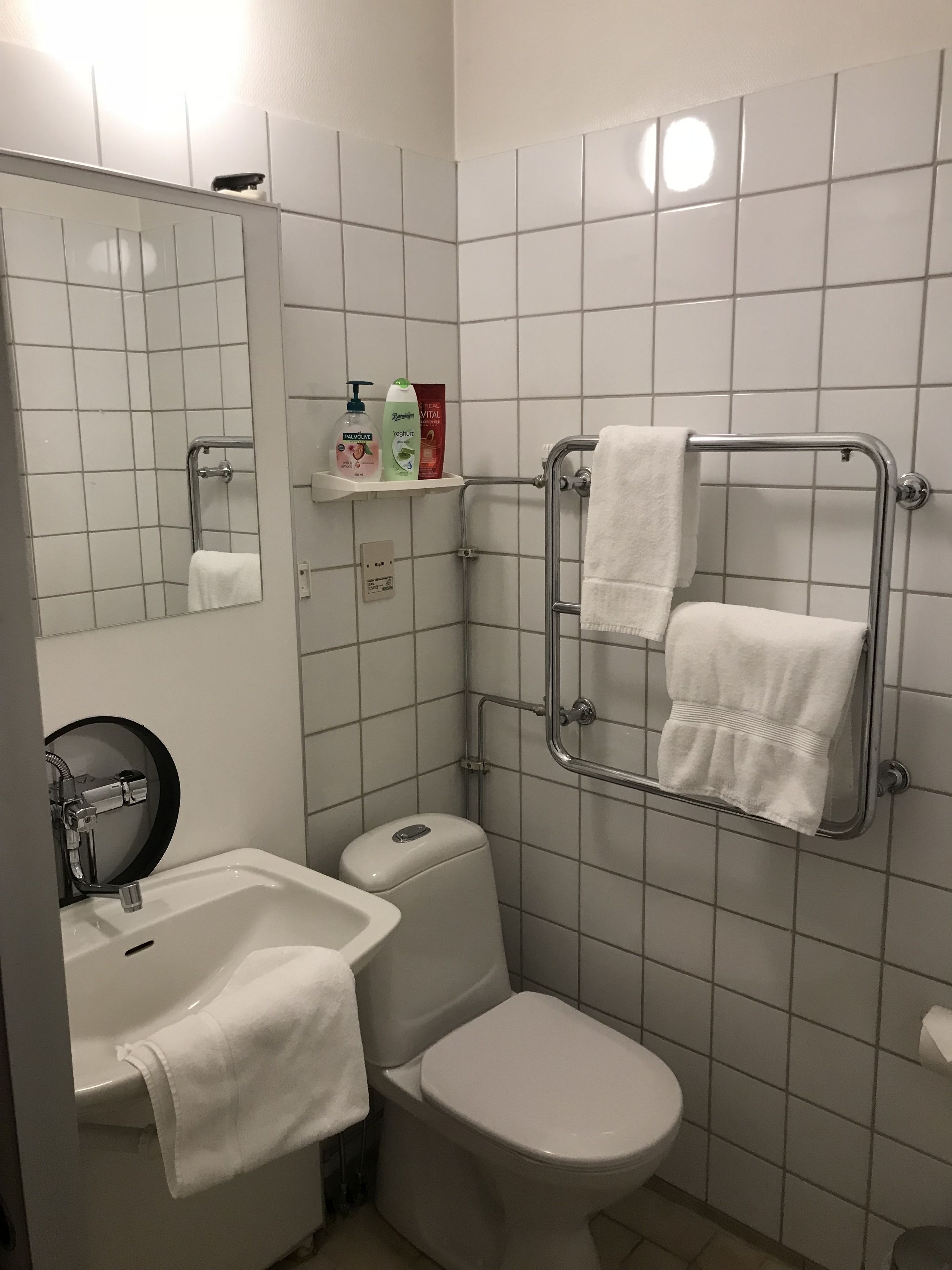 single room | bathroom shower