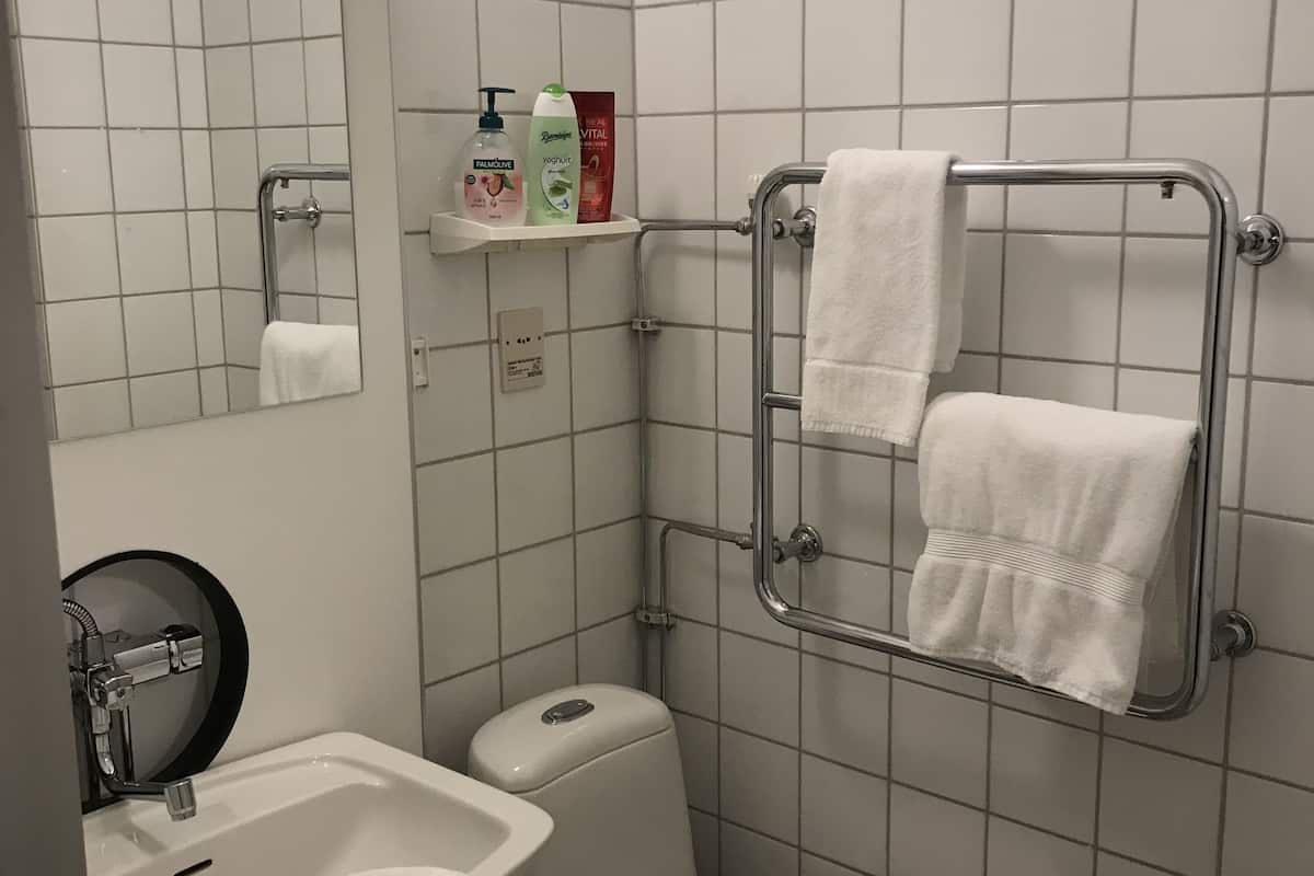 single room | bathroom shower