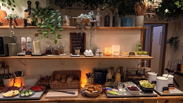 Un buffet bien organisé, proposant une variété de plats, d’assaisonnements et de boissons.