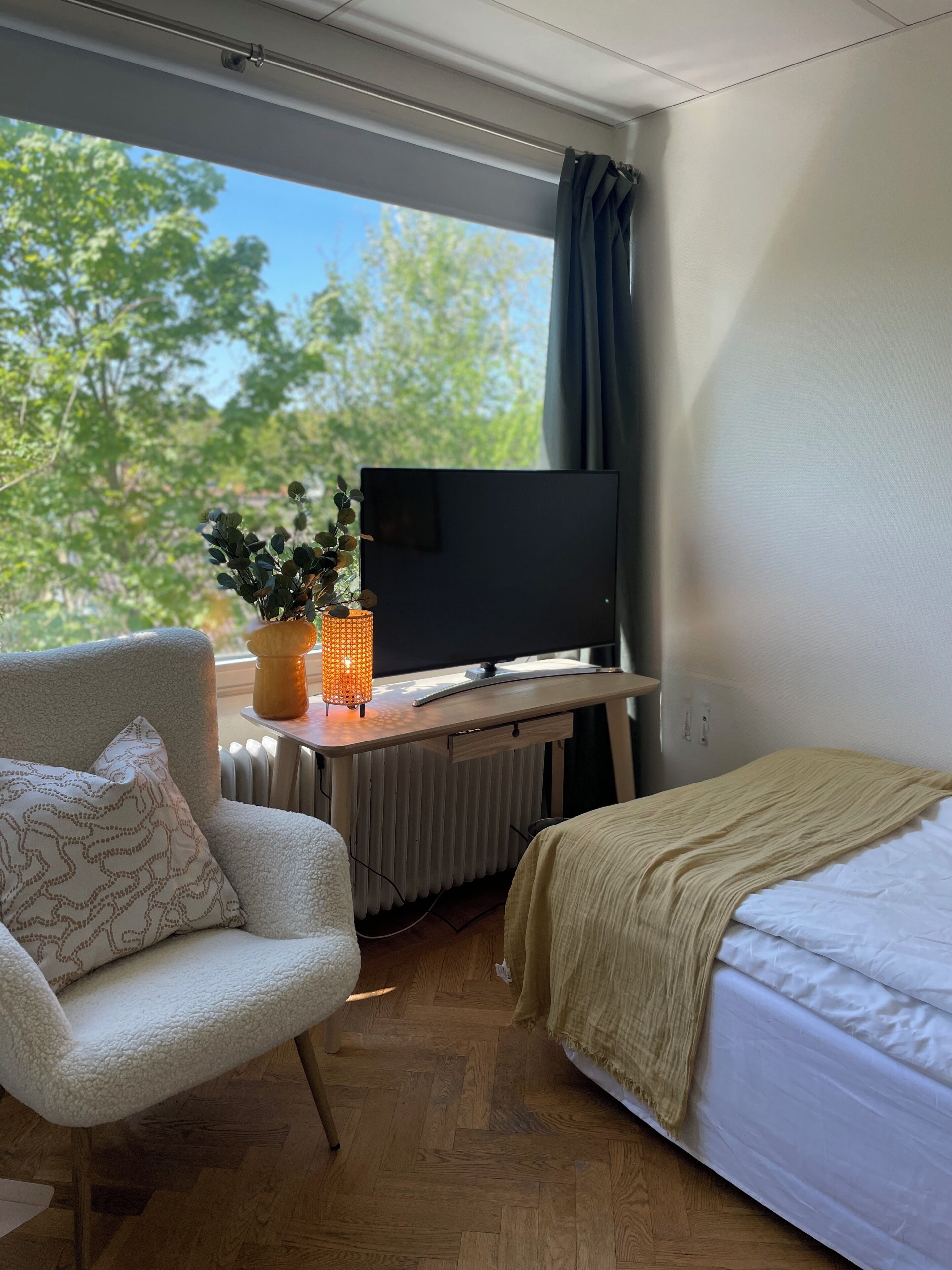 single room | desk, travel cot, free wifi, bed sheets