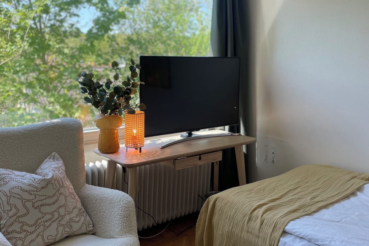 single room | desk, travel cot, free wifi, bed sheets