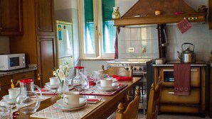 Une cuisine avec des meubles de rangement en bois, une cuisinière et un four à micro-ondes.
