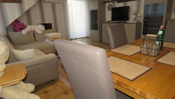 Apartment, 2 Schlafzimmer (incl. 40€ cleaning fee) | Essbereich im Zimmer