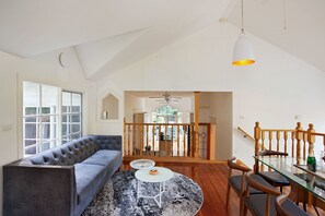 Lobby lounge - Villa Rao of Sassafras (Sassafras)