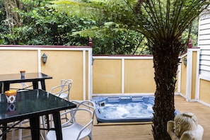 Outdoor spa tub - Villa Rao of Sassafras (Sassafras)