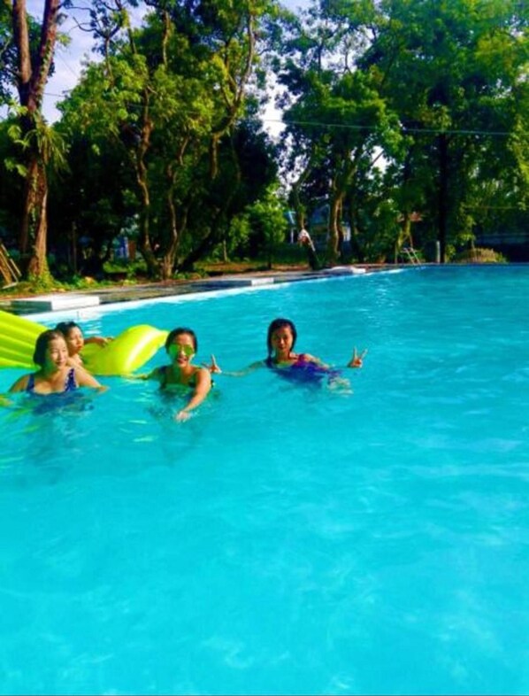 Una piscina al aire libre